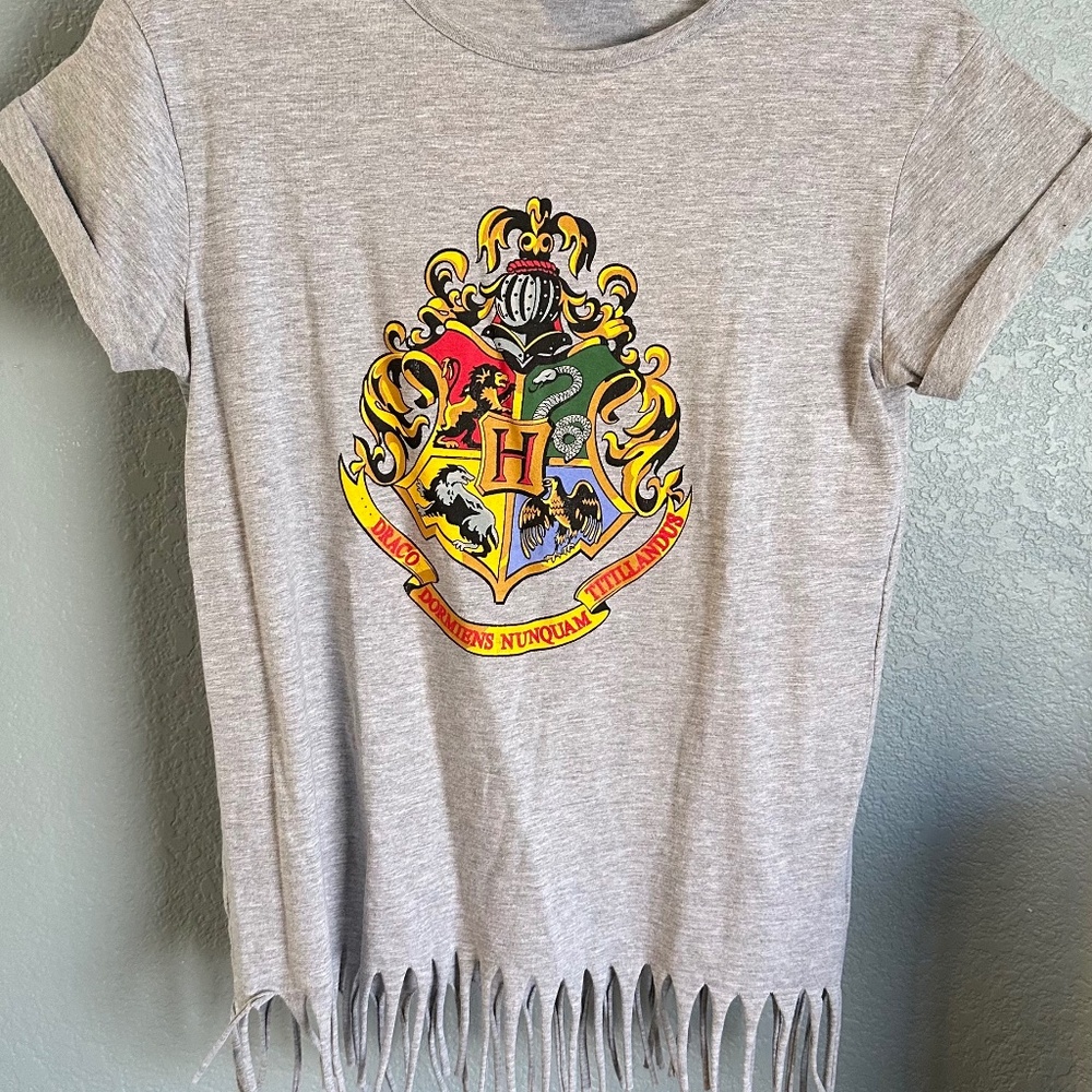 NWOT Harry Potter Hogwarts Crest Fringe Tee – Women’s S/M (Licensed Noisy Sauce)